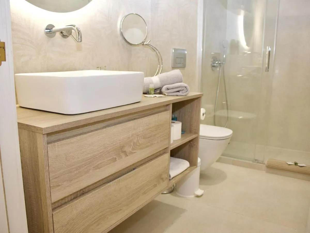 Duque Beachside Elegance 아데제
