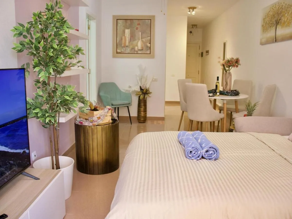 Duque Beachside Elegance 아데제